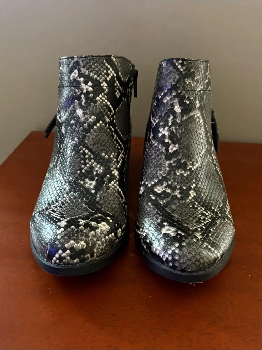 Arizona Jean Company Black & Gray Snake-Print Ankle Booties Size 8